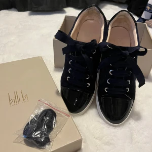 Billi bi skor  - Säljer dessa som är använda få gånger ny pris 2000 förpackning och extra snören följer med