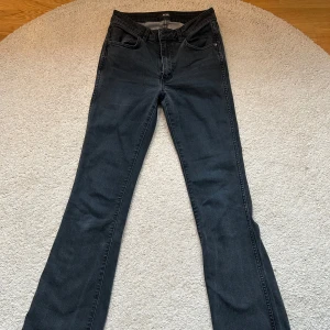 Svarta jeans från Neuw - Snygga svarta jeans från Neuw med en klassisk design. De har en rak passform och är perfekta för en stilren look. Jeansen har fem fickor och en knappgylf.