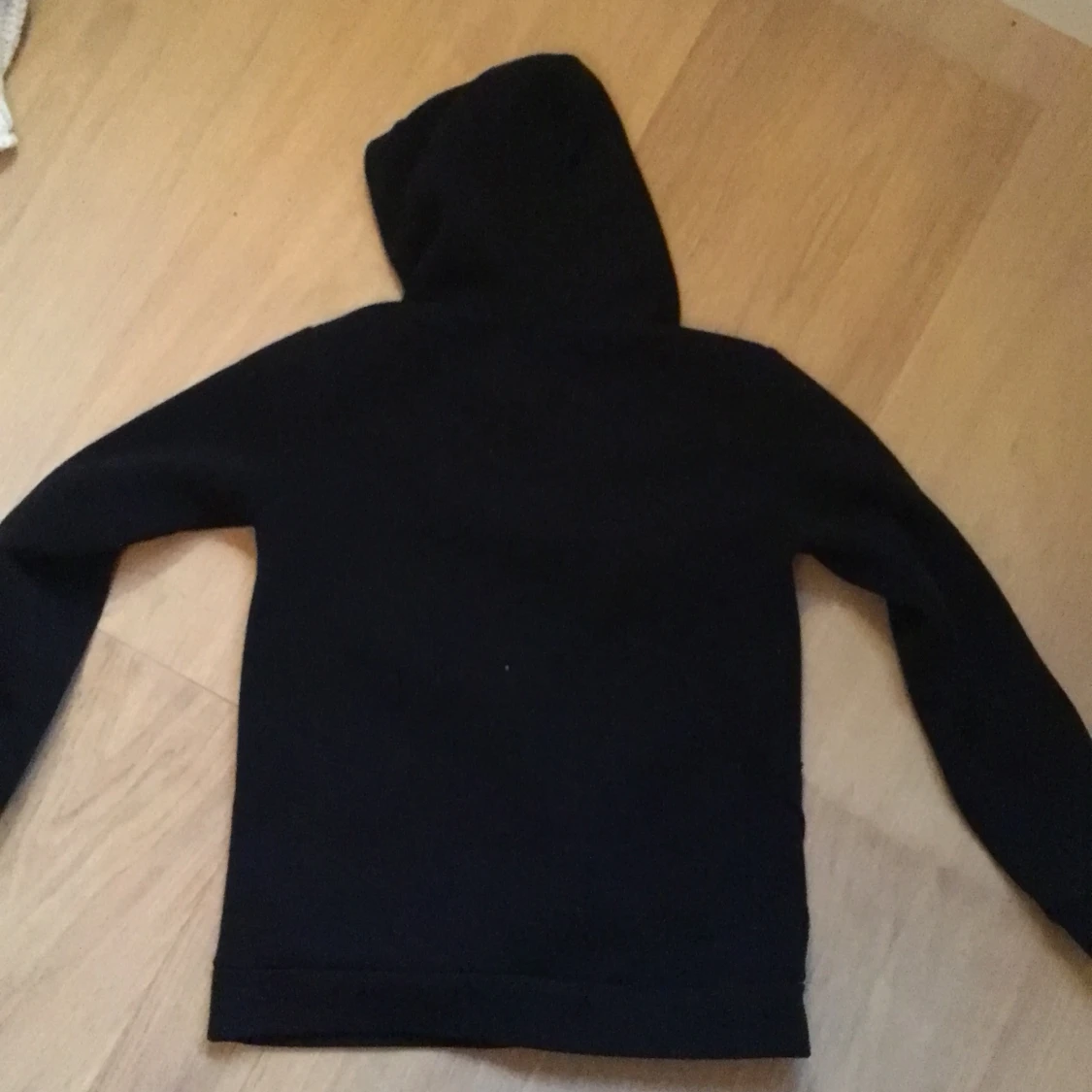 Svart hoodie med leopardmönstrad huva - 3