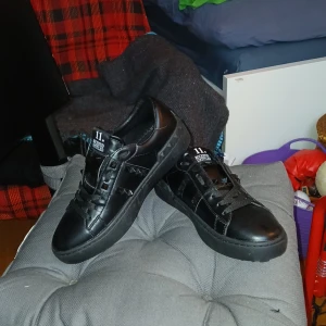 Valentino skor - Jag säljer ett par valentino rockstud skor i perfekt skick, helt oanvända! Jag säljer då de inte passade min brorsa. Hör av er vid funderingar!