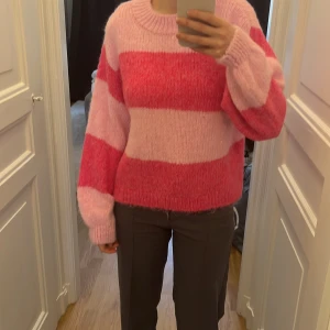 Rosa randig tröja från Gina Tricot - Stickad tröja från GinaTricot. Sticks inte.