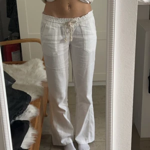 Vita linnebyxor med snörning - Snygga vita lågmidjade linnebyxor från Roxy. Aldrig andvända då jag tycker att dem var lite lite för korta för mig. Innerbenslängden är 80. Hyfsat små i storleken så passar XS också säkert. Jag tar endast Swish, inte köp nu 