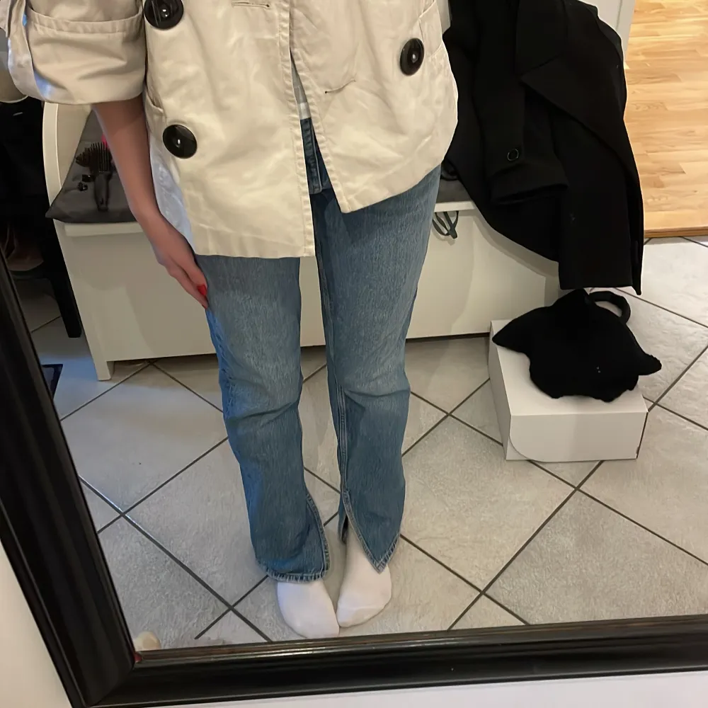 Snygga blå jeans med rak passform och klassisk design med slits. Jeansen har fem fickor och stängs med dragkedja och knapp.. Farkut & Housut.
