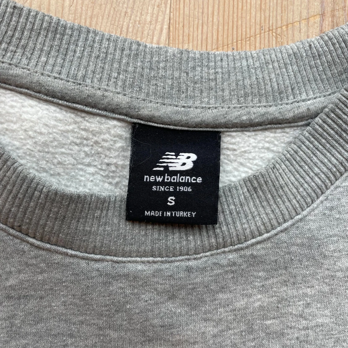 Grå sweatshirt från New Balance - 3