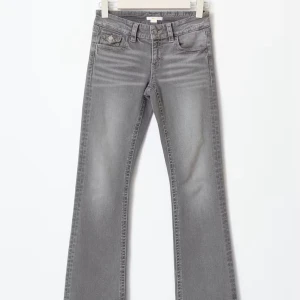 Grå bootcut jeans - Snygga grå bootcut jeans med klassisk femficksdesign. De har en bekväm passform och är perfekta för en avslappnad stil. Jeansen har en diskret tvättad look som ger dem en trendig touch.