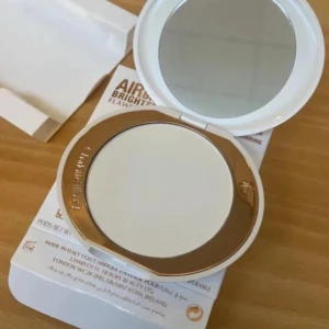 Charlotte Tilbury puder - Säljer en Airbrush Brightening Flawless Finish puder från Charlotte Tilbury. Kommer i orginal förpackning och är inte använd alls. Pris går att diskutera och kan skicka fler bilder💕