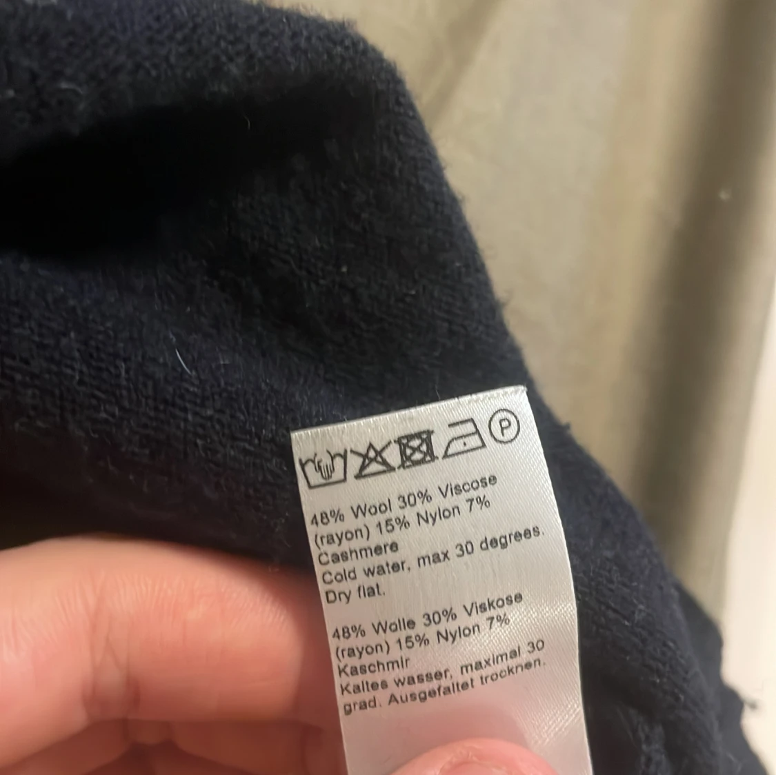 Mörkblå Kashmir-crewneck från Oscar Jacobson - 2