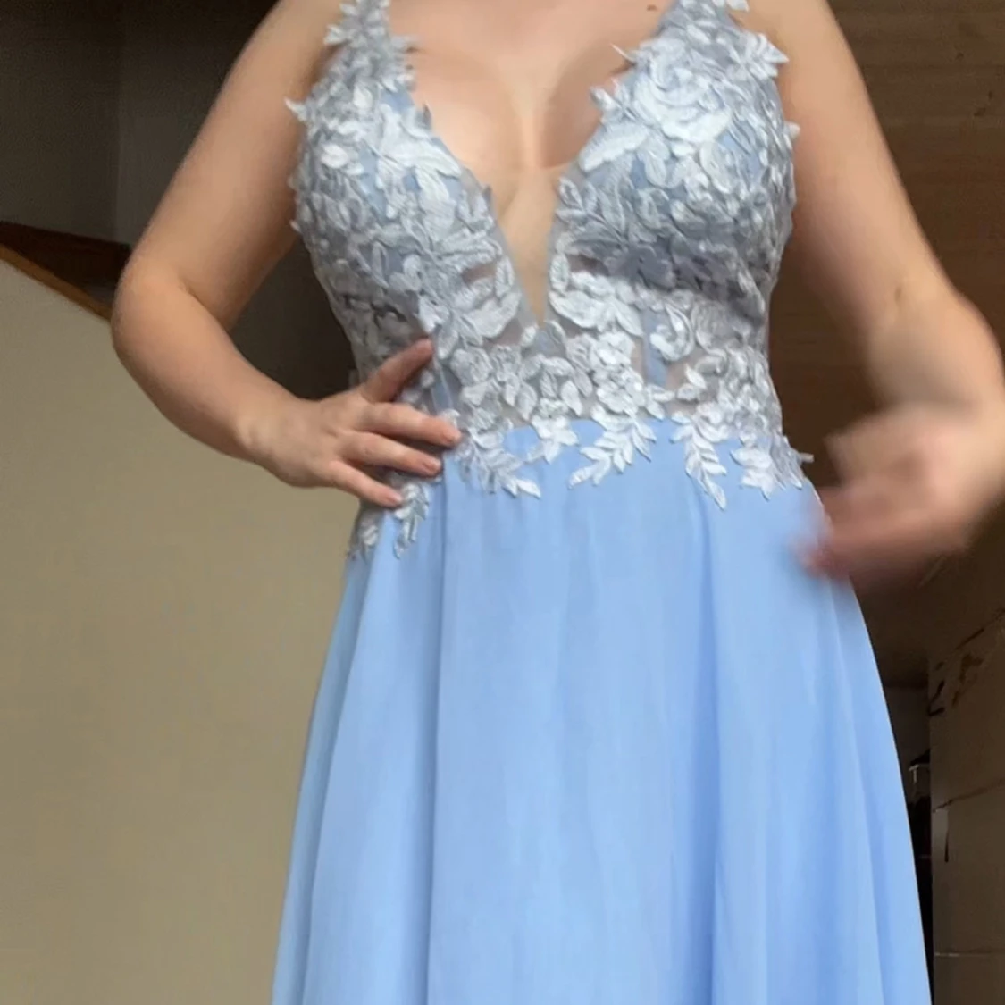 Ljusblå balklänning med spetsdetaljer - 3