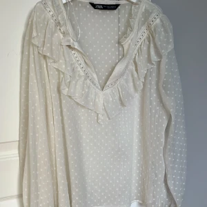 Beige blus från ZARA  - Super fin volang blus från zara. Använd få gånger. Ganska genomskinlig så använd linne eller något under.