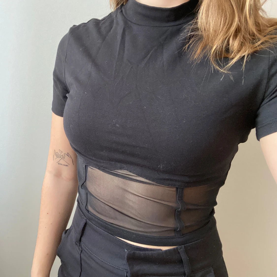 Svart croppad topp från NA-KD