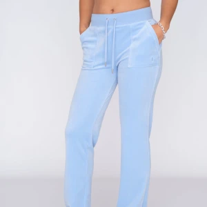 Mjukisbyxor Juicy Couture - Säljer mina snygga Juicy Couture mjukisbyxor i färgen powder blue eftersom de är för korta för mig. Använda enbart ett fåtal gånger så de är i väldigt bra skick, inga defekter. Skriv om ni har frågor💕