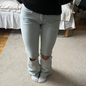 Lågmidjade ljusblå Levis jeans - Ljusblå lågmidjade bootcut jeans från Levis. Köpta vintage men aldrig själv använt! Stl S