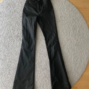 Skinnbyxor  - Midwast skinnbyxor från Only  Storlek s/34  Nästan helt oanvända  (Pris kan diskuteras) 