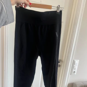 Svarta Gymshark tigths  - Svarta Gymshark tights i storlek M. Lite nötta i sömmen (se bild) men annars i bra skick. 🩷