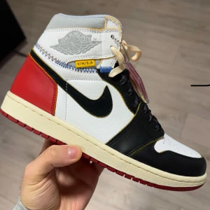 Jordan 1 high union - Jordan 1 high union                               DS oanvända.                                         Bin 9499kr.                                              Säljs för 15 000kr                                  Finns äkthetsbevis. Kan mötas Stockholm eller fraktas