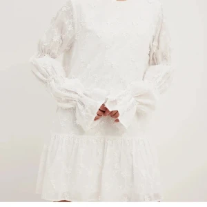  Vit blommig klänning med volangdetaljer - Storlek 32, passar st xs och s. Kommer endast sälja för detta pris då jag gillar den väldigt mycket.