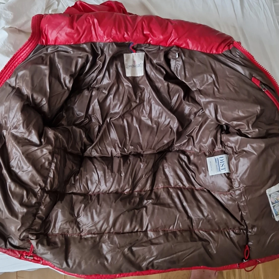 Röd dunjacka från Moncler