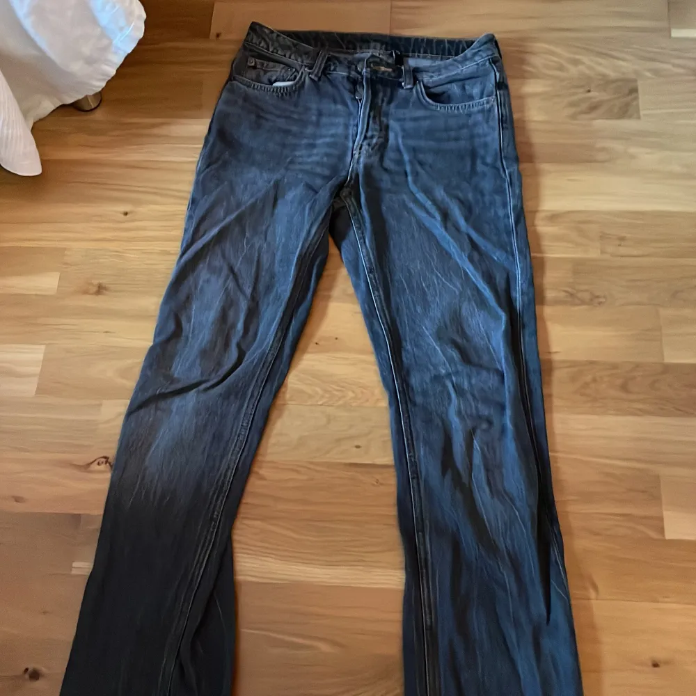 Snygga grå jeans från Weekday med klassisk femficksdesign och dragkedja. Perfekta för en avslappnad stil. De har en rak passform och är tillverkade i ett slitstarkt denimtyg.. Farkut & Housut.