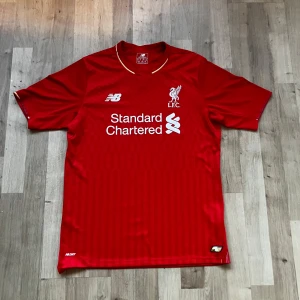 Liverpool hemmatröja från 15/16  - Såklart äkta knappt använd storlek L i barnstorlek 