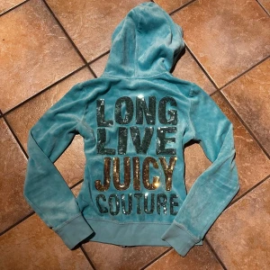 Vintage Juicy Couture zip up - Jag säljer denna Juicy Couture-topp i storlek S. Dragkedjan är lite långsam men fungerar!. Skriv till mig för mått eller andra detaljer💞