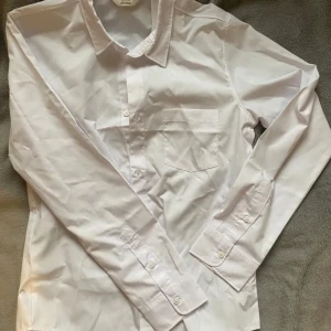 Skjorta - En fin skjorta från H&M i storlek 152. Aldrig använd, enbart testad. Säljer då den köptes i fel storlek. Hör av dig vid frågor eller intresse!🤍