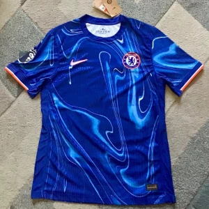 CHELSEA HEMMA TRÖJA 24/25 - Säljer denna snygga Chelsea hemma tröjan i storlek M för 24/25 säsongen med Cole palmer på ryggen. tröjan är helt ny och oanvänd med tagg. Pris kan diskuteras skriv gärna vid funderingar eller för mer bilder. Postar samma dag 