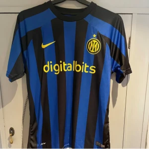 Inter milan tröja - Säljer min Inter milan fotbollströja då den är för liten, tröjan är i mycket bra skick och knappast använd. Priset går att diskutera, kom privat för fler funderingar:) Mvh 