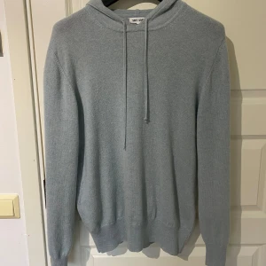 Soft goat hoodie - Säljer en soft goat hoodie i mycket fint skick och är knappt använd. Hoodien är i 100% kashmir, färgen ”sea foam” som ej längre säljs Nypris är ca 3500  och den är i storlek L men sitter mer som en M, lappar och box finns kvar och ingår i köpet. Kom dm för mer frågor eller bilder!
