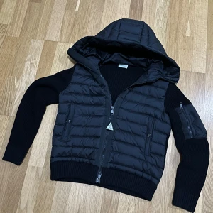 Moncler Jacka - Säljer min svarta Moncler jacka som jag köpt för någon månad sen. Storlek S, osäker om den passar för M. Produkten är i extremt bra skick, och vill man ha fler bilder så är det bara att skriva så fixar jag det. Priset kan diskuteras vid snabb affär. 