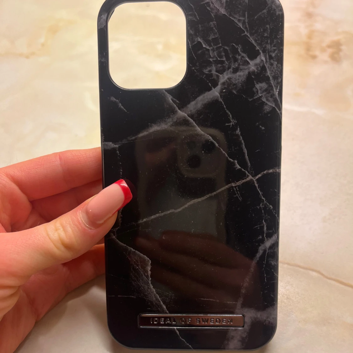 Svart marmorerat mobilskal från Ideal of Sweden