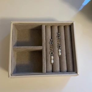 Disa Earrings  - 49Kr för ett par💞 gjorda i rostfritt stål vilket innebär att de inte tappar färg eller färgar av sig! Beställ via Plick eller Ebnorth.quickbutik.se🫶🏼 hör av er vid frågor 🤗