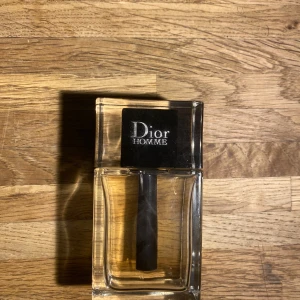 Dior Homme parfym - Dior Homme är en elegant och sofistikerad parfym som lanserades av Dior. Den är känd för sin unika blandning av noter som ger en modern och maskulin doft. Toppnoterna inkluderar bergamott och grapefrukt, vilket ger en fräsch och citrusaktig öppning.