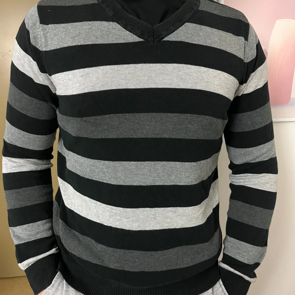 Svart och grå randig tröja