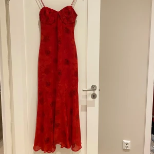 Adoore klänning  - Adoore klänning❤️ Nyskick, använd 1 gång. Storlek 32 Röd blommig Maxiklänning.