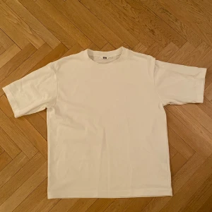 Premium Heavyweight T-shirt Uniqlo - Säljer en klassisk oversized vit t-shirt från Uniqlo i storlek M passar L, eller S beroende på vilken look man vill ha. T-shirten är kortärmad och perfekt för en stilren och bekväm look. Säljer för att jag det inte längre är min stil. Färga min förra rosa men ville inte längre ha denna när jag köpte för att ersätta den andra. Den är alltså inte speciellt använd. 