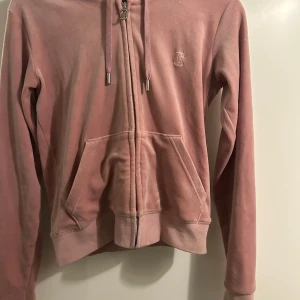 Gammel rosa juicy couture - Jättemysig juicy couture tröja, har några små fläckar som visas på bilden men de syns knappt i verkligheten 💕