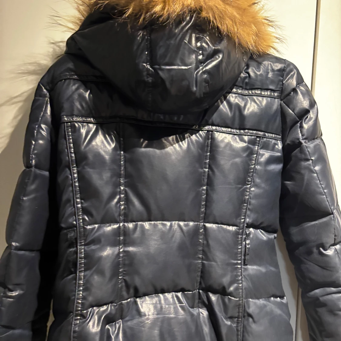 Svart pufferjacka med äkta päls - 91