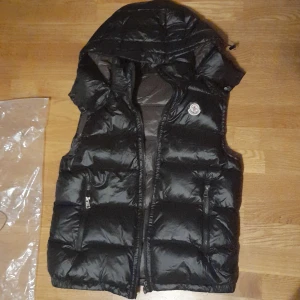 Svart bormes dunväst från Moncler - 5500 kr priset är prutat och klart❗storlek 2 motsvarar S/M. Vid frågor är det bara att skriva🙃 
