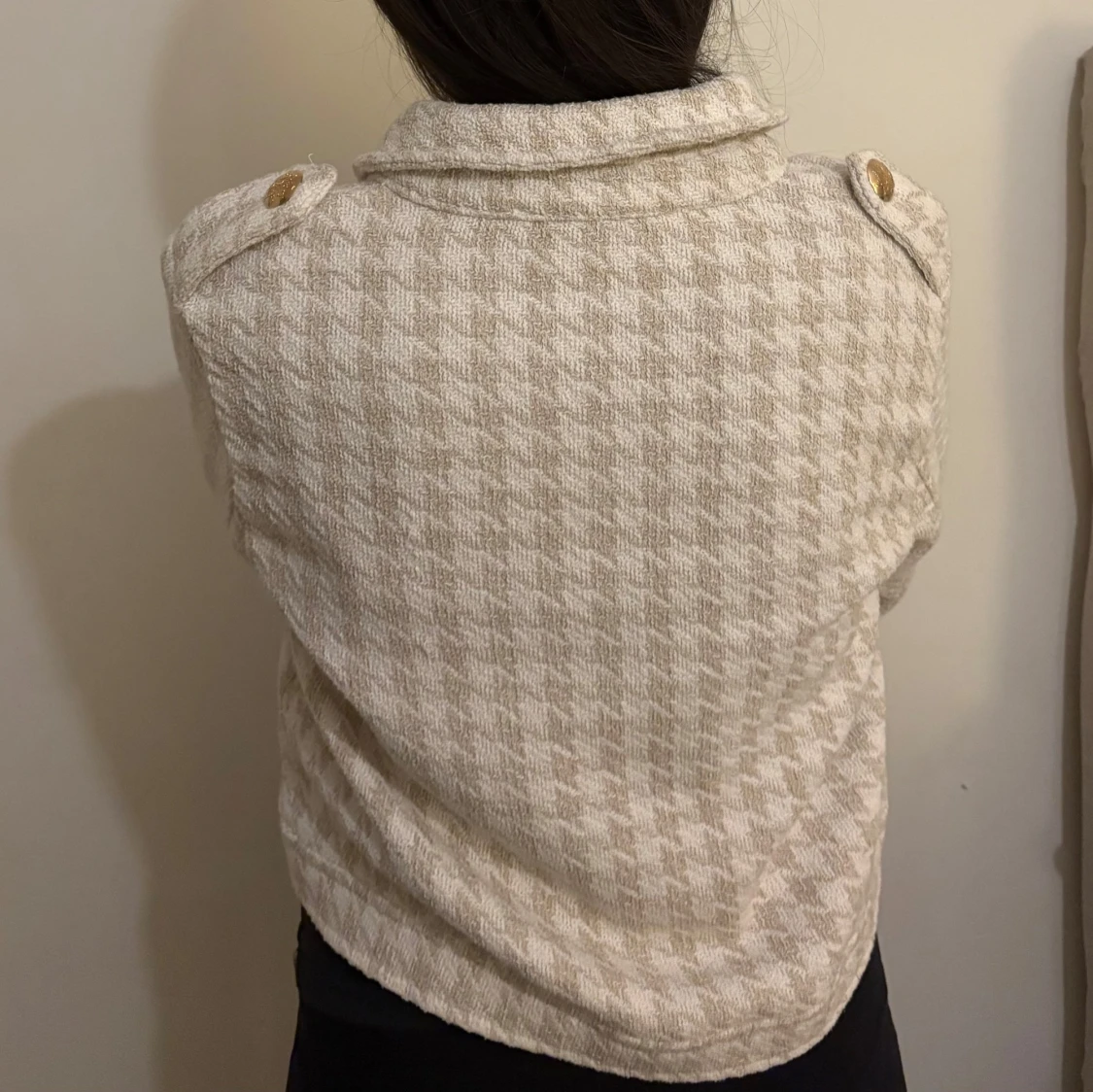 Beige rutig jacka med guldknappar - 92