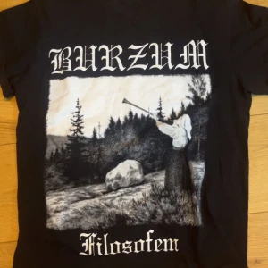 Burzum tröja i nyskick  - Jag hatar burzum men de gör kanske inte du så du borde definitivt köpa denna tröja!😅✌️den e nyskick å kan sänka priset också för vill bara bli av me den för fan
