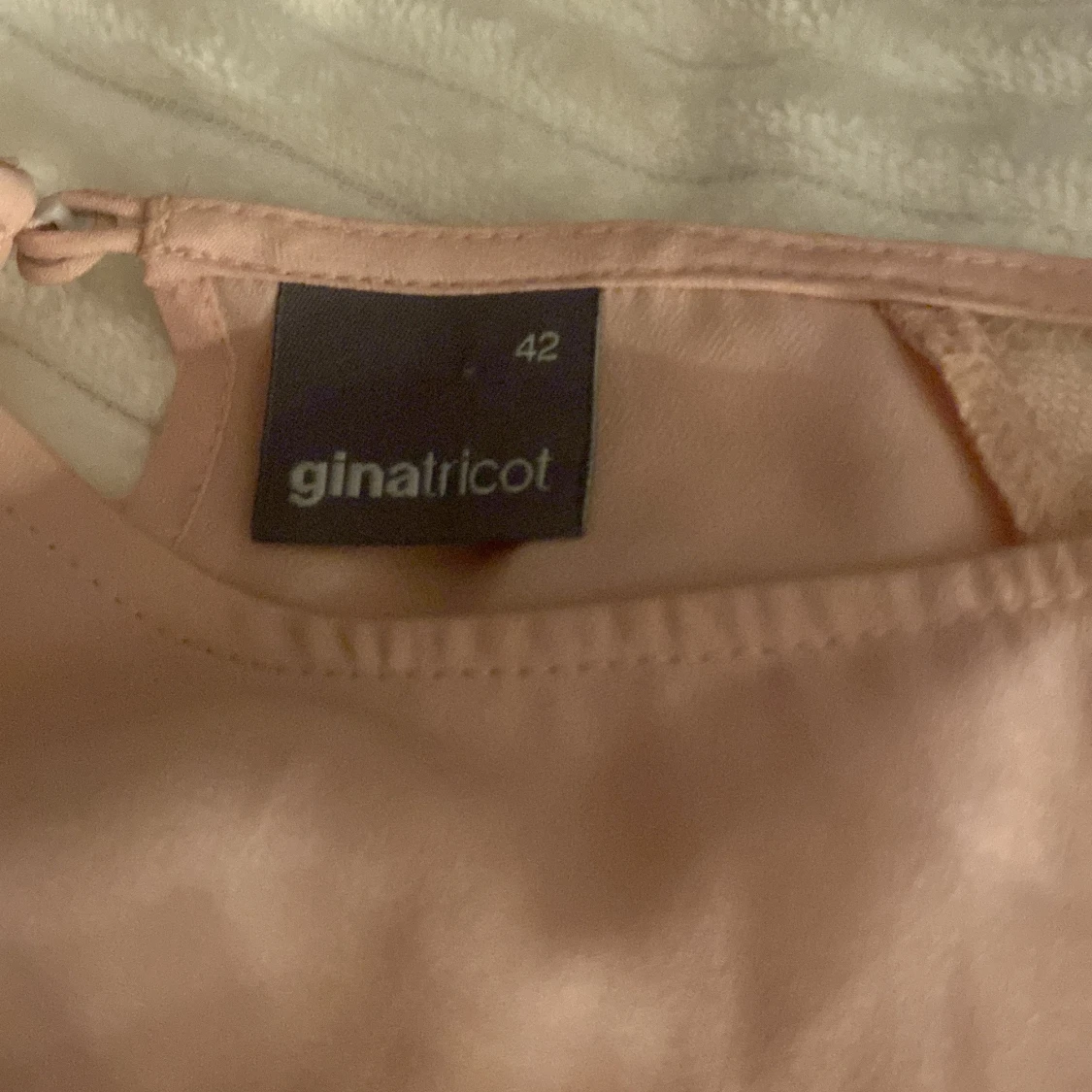 Rosa blus med spetsdetaljer från Gina Tricot - 90