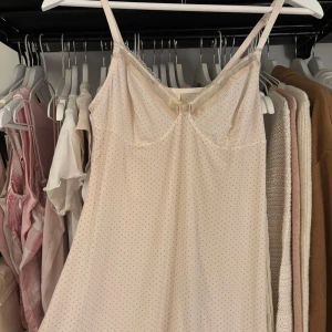 Vintage slip dress - Säljer denna vintage slip negligén med små prickar och spetsdetaljer vid halsringningen. Klänningen har smala axelband och en söt rosett framtill. Axelbanden är justerbara. Inga bilder på därav det är lingerie. 😻💗