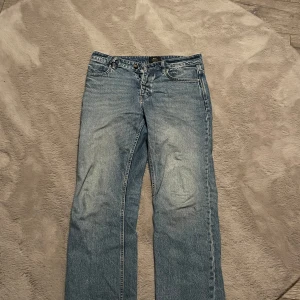 Blå jeans från Neuw denim - Snygga blå jeans från Neuw denim med klassisk femficksdesign och en lätt tvättad look. De har en normal passform och är perfekta för en avslappnad stil. Märkesdetaljer finns på baksidan av midjan.
