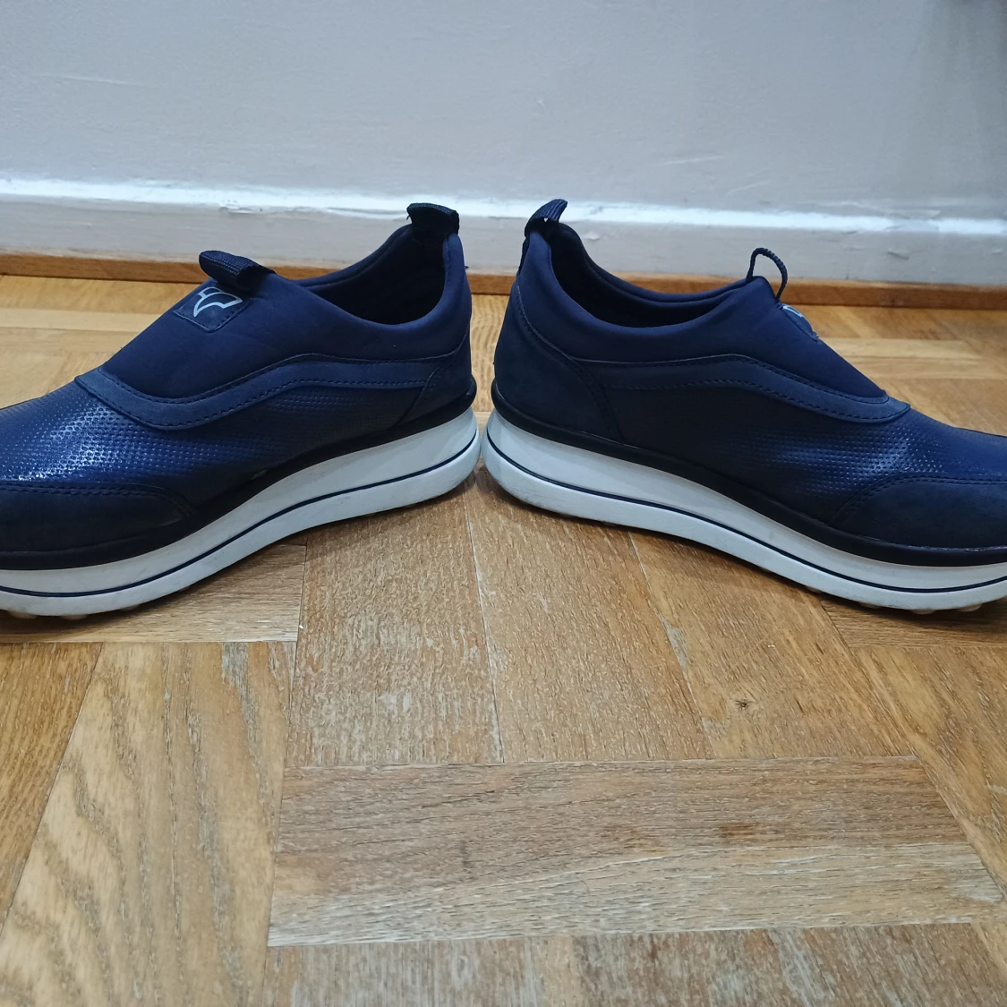 Blå sneakers med vit sula - 3