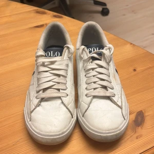 Ralph lauren skor  - Använda ett fåtal gånger. Köpta i somras men säljer nu då dom har blivit för små för mig. Är i bra skick men använda och därför säljs dom billigt.