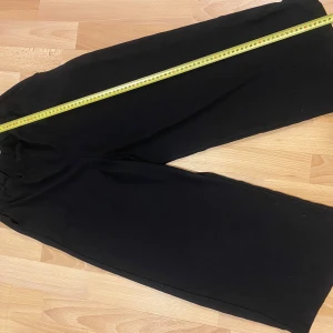 Svarta byxor från 157 - Snygga svarta byxor från 157 i storlek XS. Byxorna har en loose passform och är perfekta för en avslappnad stil. De är tillverkade i ett mjukt material som ger en bekväm känsla hela dagen.