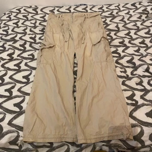 Baggy cargobyxor - Baggy feta cargobyxor 💥 står storlek 44 men är mindre än de o så har de ett snöre som spänne så man kan ha den som vilken storlek man vill 🙏🏻🙏🏻är 180 plus o dom passar mig bra 😝