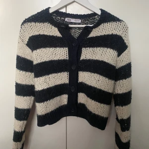 Randig kofta zara - Söt kofta från zara! Jättefint skick, det enda är smink på ”lappen” i tröjan (se sista bilden) men det är ju inget som syns när den används o går förmodligen bort i tvätten! Annars super skick  