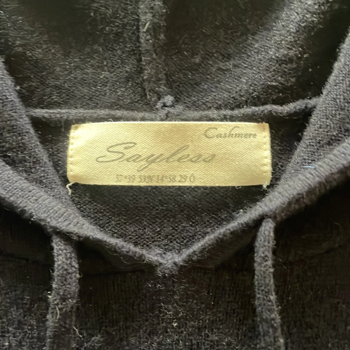 Mörkblå  cashmere hoodie från Sayless - 90
