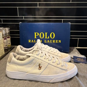 Ralf lauren skor  - Bra skick förutom en fläck som jag tror kan gå ut , förutom de i bra skick och allt og 